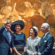 Arkivbild från 2014 då Nederländernas ung Willem-Alexander och drottning Maxima och kung Carl XVI Gustaf och drottning Silvia beskådar ”Batavernas trohetsed” under konstverkets tillfälliga tid på Rijksmuseum i Amsterdam.