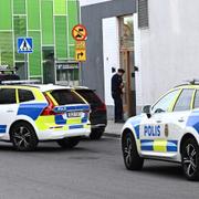 Polis vid porten där offret hittades skadat. 