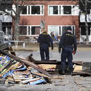 En person har skadats i en kraftig explosion vid en butik på Kvarntorget i centrala Uppsala. 