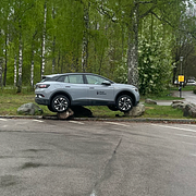 Det är fortfarande oklart hur kommunbilen hamnade på stenarna.