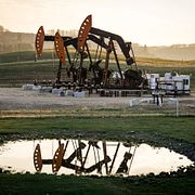 Olje- och gasproduktion hör till de verksamheter som får stora investeringar samtidigt som de bidrar till klimatförändringar och förlust av biologisk mångfald, enligt WWF:s rapport.