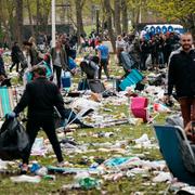  Skräpet ligger kvar efter spontanfesten i Stadsparken i Lund på siste april