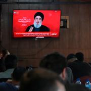 Folk tittar på ett tal av Hassan Nasrallah i södra Beirut den 19 september. 