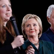 Chelsea, Hillary och Bill Clinton under kampanjevent.