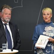 Äldre- och socialförsäkringsminister Anna Tenje tar emot kvalificeringsutredningen från den särskilde utredaren Göran Lundahl.