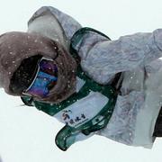 Kinas Liu Jiayu i damernas half pipe vid  FIS Snowboard World Cup. 