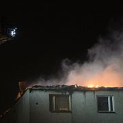 Boende i ett sjuvåningshus i Rinkeby i västra Stockholm har evakuerats från sina bostäder då en fullt utvecklad brand härjar på husets vind.