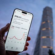 Illustrationsbild: Turning Torso, tända gatlampor och en app visar det rekordhöga elpriset på 9 kr/kWh.