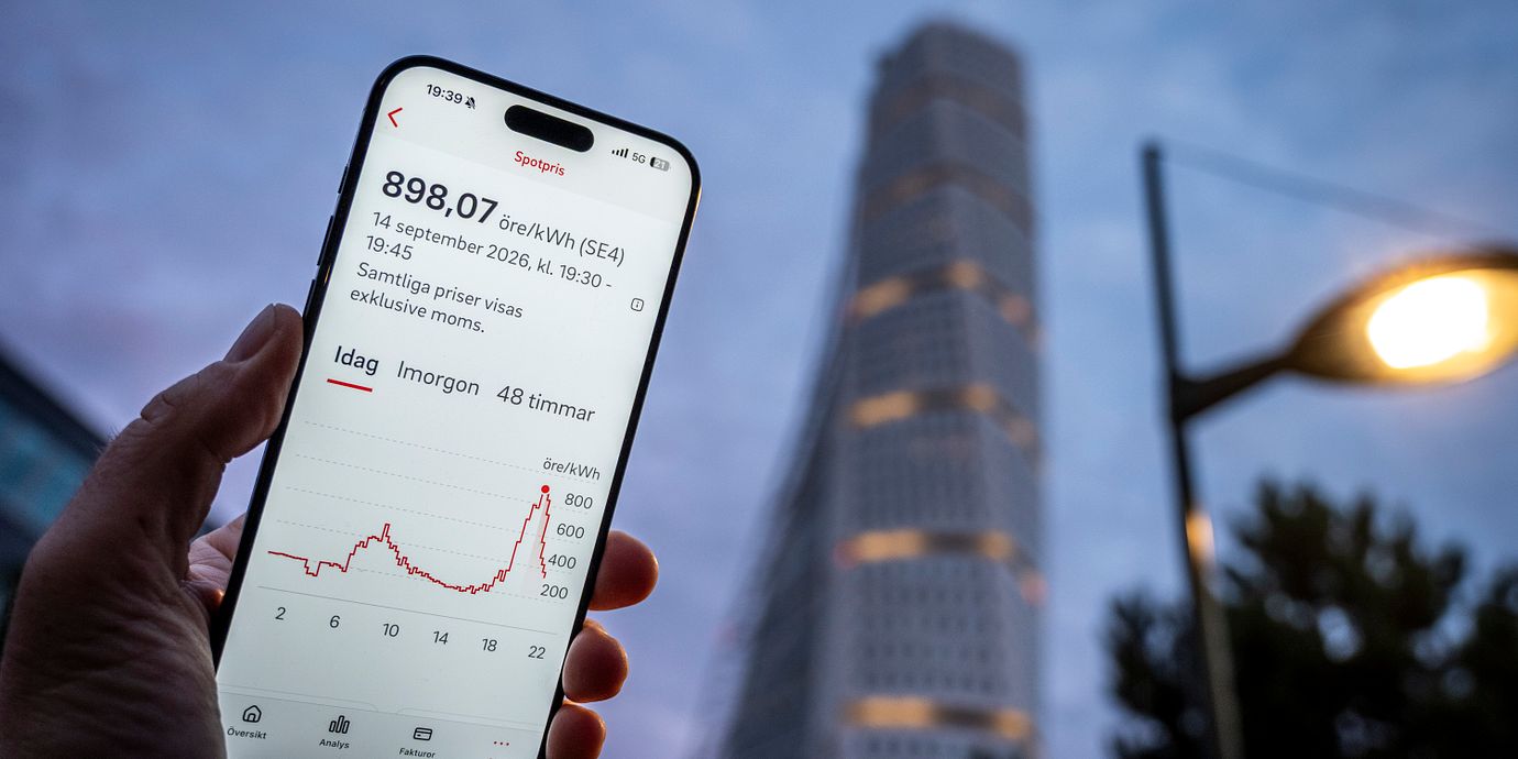 Illustrationsbild: Turning Torso, tända gatlampor och en app visar det rekordhöga elpriset på 9 kr/kWh.