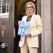 Finansminister Elisabeth Svantesson (M) med budgetpropositionen och höständringsbudgeten under promenaden från finansdepartementet till riksdagen.