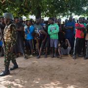 Arkivbild från en soldat på besök i en nigeriansk by som attackerats av en beväpnad person i juni.