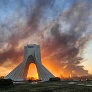 Rök stiger efter attacker mot Teheran.