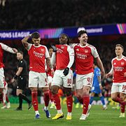 Arsenal-spelare jublar i matchen mot Bayer Leverkusen.