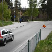 Två personer blev på denna plats i Gottsunda i Uppsala påkörda av en polisbil på fredagen.