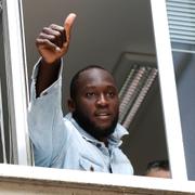 Romelu Lukaku vinkar till Inter-fansen.