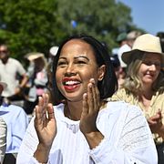 Miljöpartiets EU-parlamentariker Alice Bah Kunke  innan språkröret Daniel Helldéns tal i Almedalen på torsdagen.