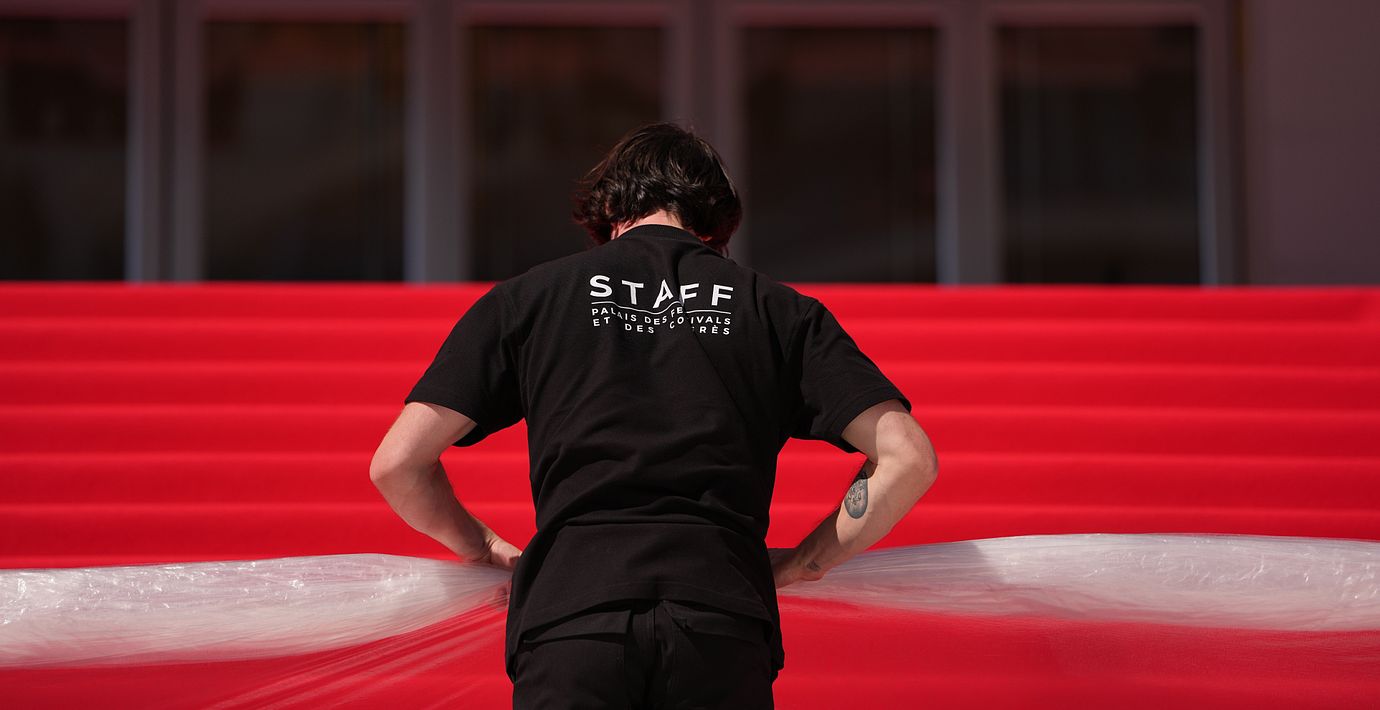 Röda mattan förbereds i Cannes, 12 maj.
