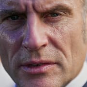 Emmanuel Macron säger att målet är att utbilda 50 000 unga per år till 2035. En siffra som ”kan anpassas beroende på hur hotbilden utvecklas”.