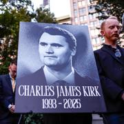 Charlie Kirk sköts ihjäl den 10 september. Många i USA frågar sig vad motivet bakom skjutningen kan ha varit. På bilden, medlemmar i The New York Young Republicans Club håller en tyst minut för Charlie Kirk. 