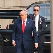 Donald Trump anländer med ”The Beast”.