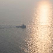 Bild från EU som visar hur krigsfartyg eskorterar ett fartyg genom Röda havet hösten 2024.