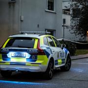 Mannen fördes till sjukhus med ambulanshelikopter.