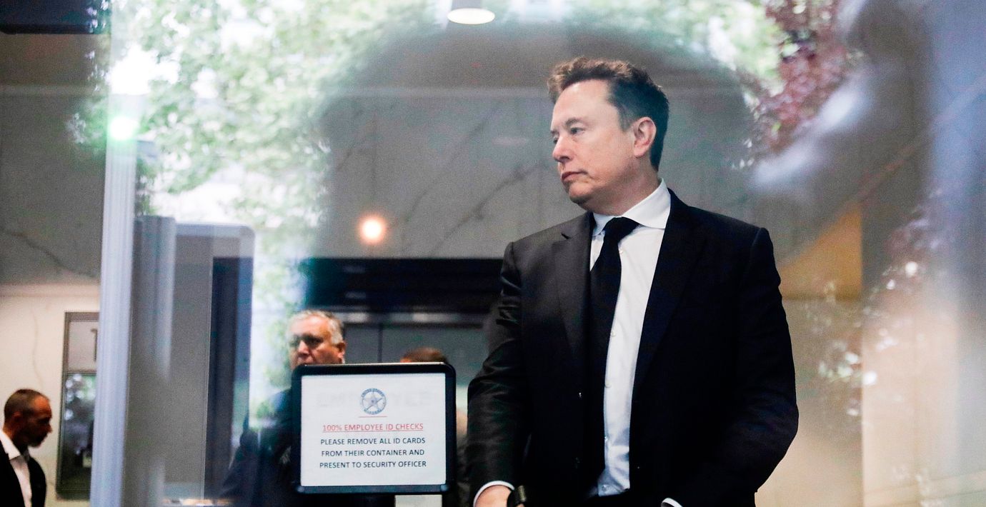Elon Musk anländer till rättegången i Kalifornien, 28 april.