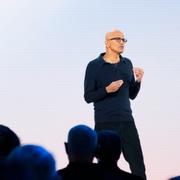 Microsofts vd Satya Nadella talar för anställda. Arkivbild.
