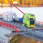 Strömsundsbron längs E45 är helt avstängd efter en olycka med en tung transport.