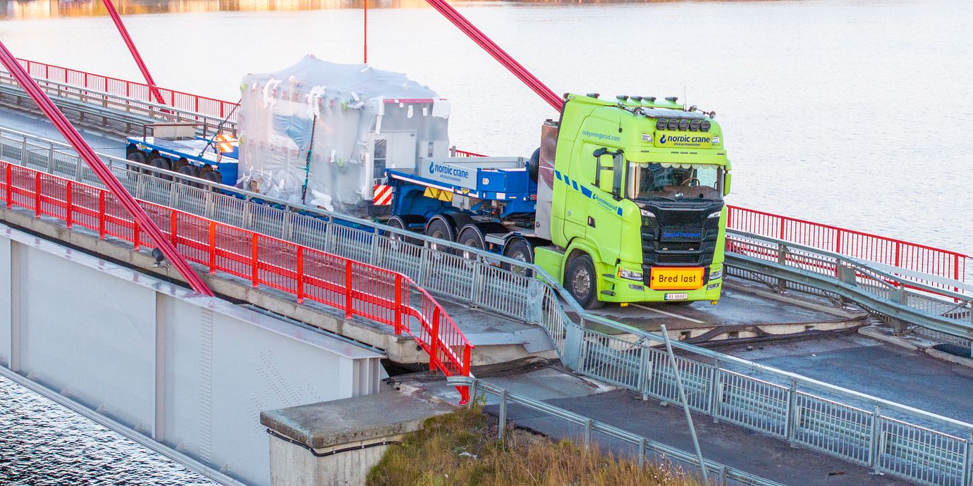 Strömsundsbron längs E45 är helt avstängd efter en olycka med en tung transport.