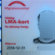 Mannens turkiska körkort som inte gäller i Sverige längre. Mannens LMA-kort, LMA betyder lagen om mottagande av asylsökande.