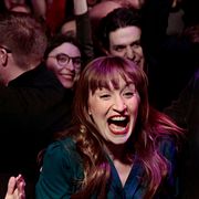 Toppar i det tyska vänsterpartiet Die Linke firar på valvakan efter delstatsvalet i Berlin.