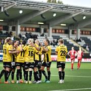 Häcken firar sitt 3–0-mål.