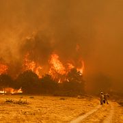 Brandkåren bekämpar en brand i Santa Baia De Montes i nordvästra Spanien 2025.