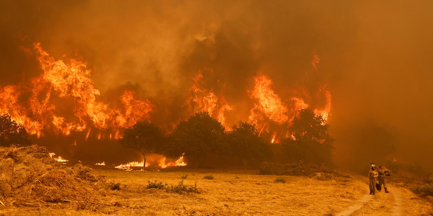 Brandkåren bekämpar en brand i Santa Baia De Montes i nordvästra Spanien 2025.