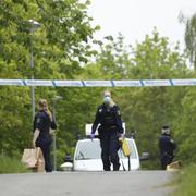 Två eller tre personer har förts till sjukhus efter en explosion vid en lägenhet i Hovsjö i Södertälje natten till söndag.