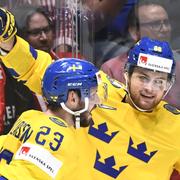 Sveriges William Nylander gratuleras av Oliver Ekman-Larsson.