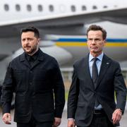 Ukrainas president Volodymyr Zelenskyj tas emot av statsminister Ulf Kristersson (M) på Saab i Linköping.