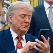 Trump med telefon. Arkivbild.