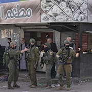 Israeliska soldater på en marknad i flyktinglägret Balata på Västbanken, 1 februari.