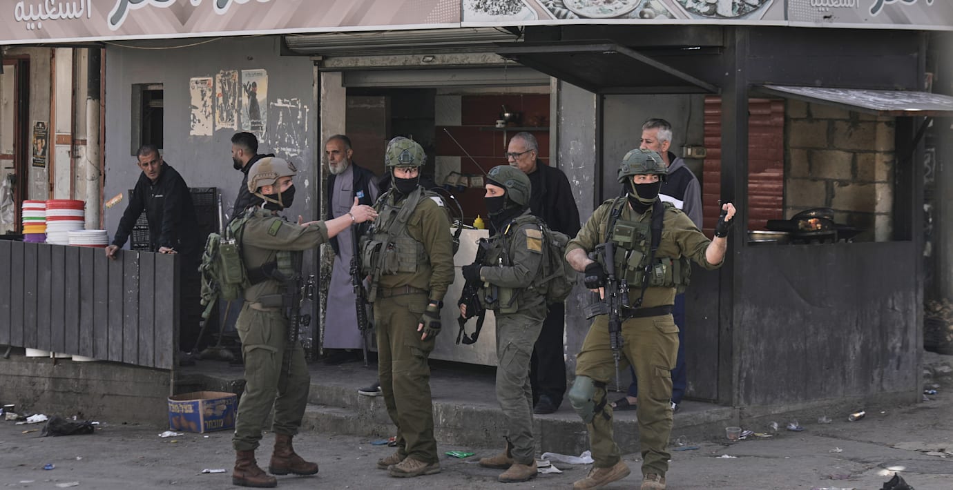 Israeliska soldater på en marknad i flyktinglägret Balata på Västbanken, 1 februari.