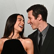 Dua Lipa och Callum Turner på Vanity Fairs Oscarsfest i mars.