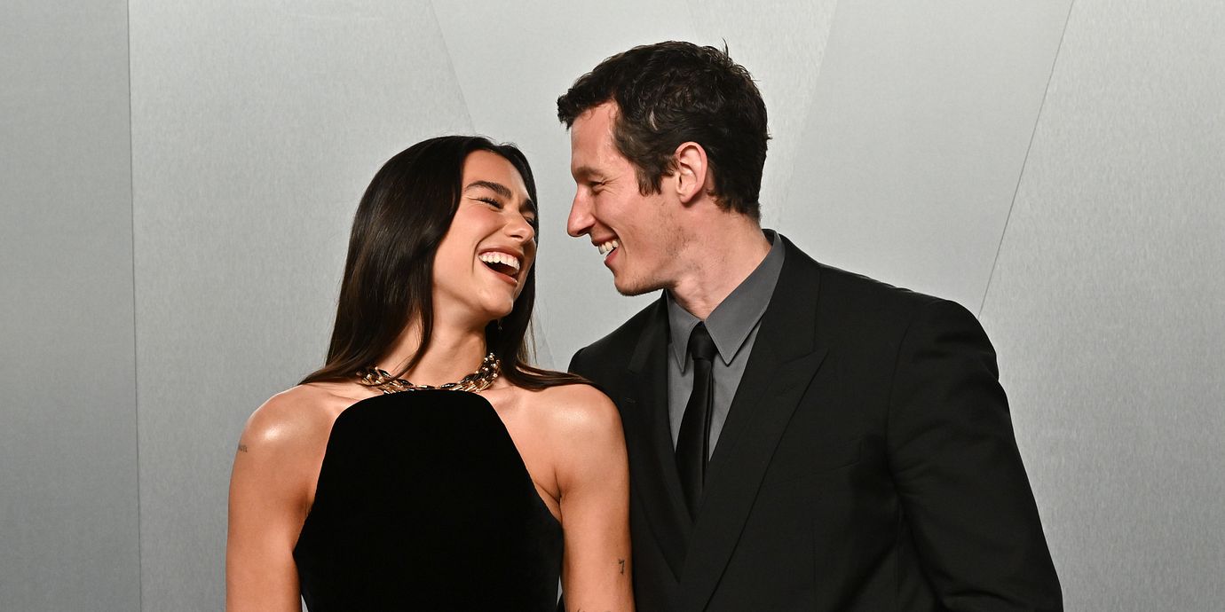 Dua Lipa och Callum Turner på Vanity Fairs Oscarsfest i mars.