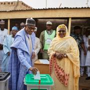 President Muhammadu Buhari röstar tillsammans med sin fru Aisha. 