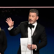 Jimmy Kimmel tar emot pris.