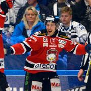 Svensson (mitten) hjälpte Malmö upp till SHL förra våren.