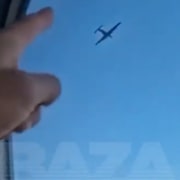 En av de skadade byggnaderna i Moskva/flera filmer på sociala medier uppges visa drönarattacken – ”den flyger över mig, rakt jävla mot mig”, säger en man i klippet. AP/Twitter