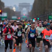 Maratonlöpare i Paris på söndagen. 