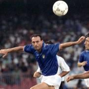 Salvatore Schillaci i duell med Argentinas Juan Simon i semifinalen i fotbolls-VM 1990. 