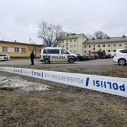 Polisens avspärrningar vid skolan.